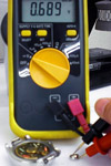 電池残容量・消費電流・ムーブメントの状態・パッキンの状態をチェックします。