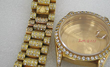 金やダイヤの飾りのついた時計です。